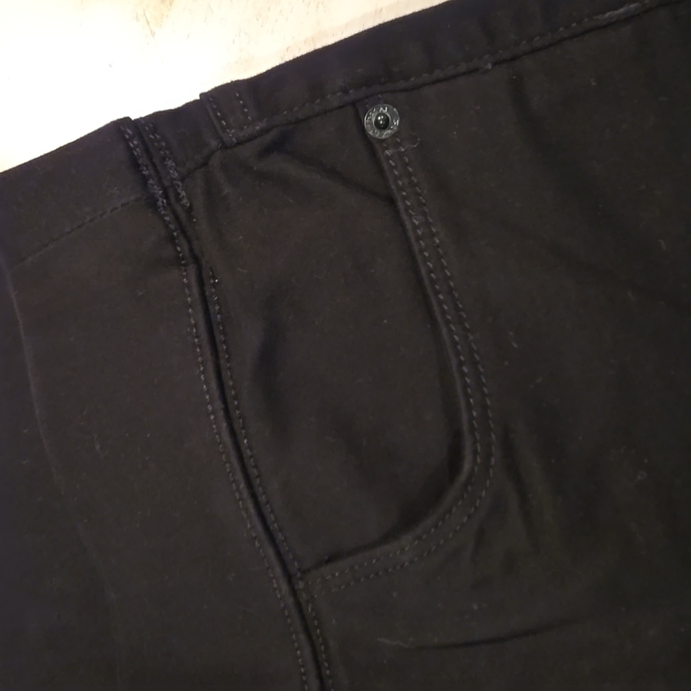 Womens bermuda shorts size small. - Picture 6 of 6